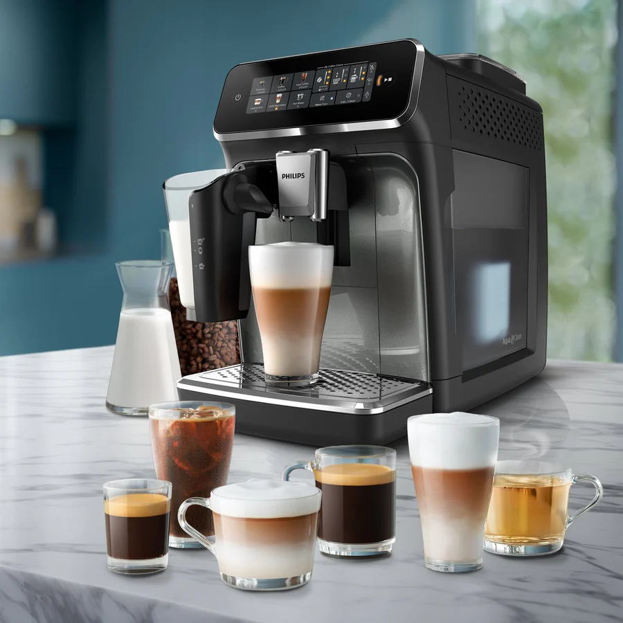 Philips Série 4400 sur un plan de travail avec une sélection de boissons